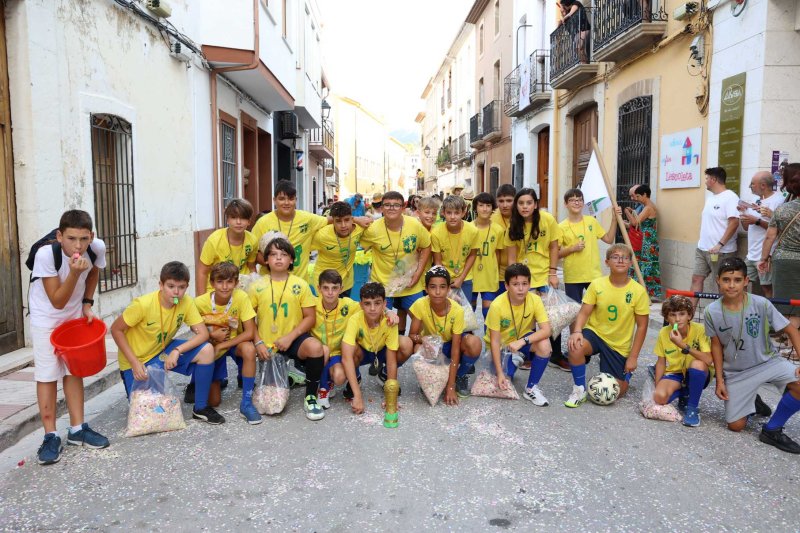 Les carrosses de Gata omplin el recorregut d’enginy, confeti,… i crítiques per l’entrada de bous “sorpresa” Les carrosses de Gata omplin el recorregut d’enginy, confeti,… i crítiques per l’entrada de bous “sorpresa”